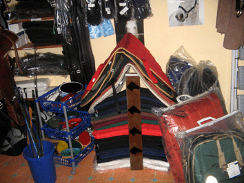 Deky,dečky,podbrušníky,bičíky,čistiace pomôcky,chapsy